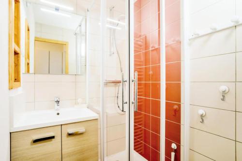 une salle de bain avec douche et lavabo dans l'établissement Résidence Le Hameau du Sauget - maeva Home - 2 Pièces 4 Personnes Sélection MAE-3483, à La Plagne Tarentaise