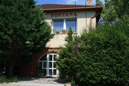 a building with a sign that reads foranna at Fontana Vendégház in Tát