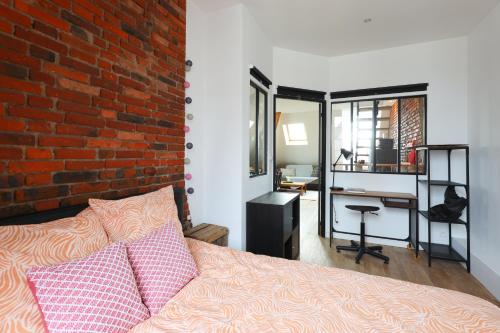 Una cama o camas en una habitación de Duplex Élégant et Lumineux avec vue sur le château