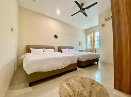 1 Schlafzimmer mit 2 Betten und einem Deckenventilator in der Unterkunft 232 IPOH PRIVATE CLUB HOUSE in Ipoh