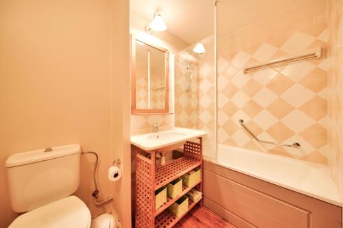 ein Bad mit einem WC, einem Waschbecken und einer Dusche in der Unterkunft Résidence La Marelle et Le Rami - maeva Home - Studio 4 Personnes - Sélecti 00 in La Plagne Tarentaise