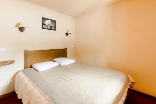 une chambre avec un lit avec deux oreillers blancs dans l'établissement Résidence L'Albane - maeva Home - 2 Pièces 5 Personnes Sélection MAE-4506, à Vars