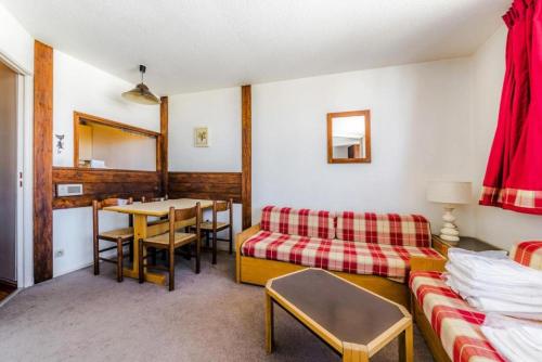 un salon avec un canapé et une table dans l'établissement Résidence Les Fontaines Blanches - maeva Home - 2 Pièces 4 Personnes Sélection MAE-5573, à Morzine