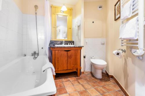 une salle de bain avec une baignoire, un lavabo et des toilettes dans l'établissement Résidence Les Arcs 1950 Le Village - maeva Home - 3 Pièces 6 Personnes Confort MAE-5743, à Bourg-Saint-Maurice