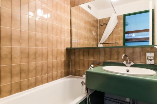 a bathroom with a sink and a bath tub at Résidence Les Alpages - maeva Home - Studio 4 Personnes Budget 84 in Morzine