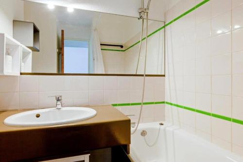 une salle de bain avec un lavabo, une douche et une baignoire dans l'établissement Résidence Les Sentiers du Tueda - maeva Home - 2 Pièces 4 Personnes Confort MAE-5746, à Les Allues