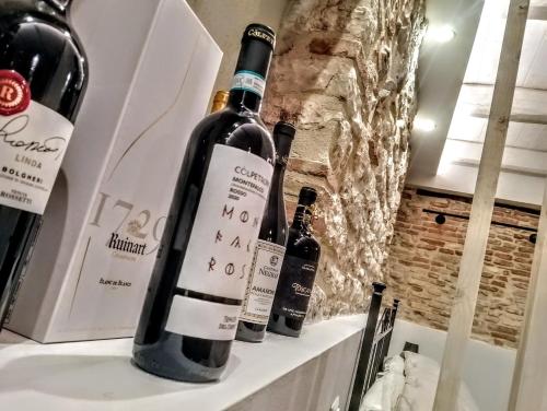 un montón de botellas de vino sentadas en un estante en Via Mazzini Home, en Gubbio