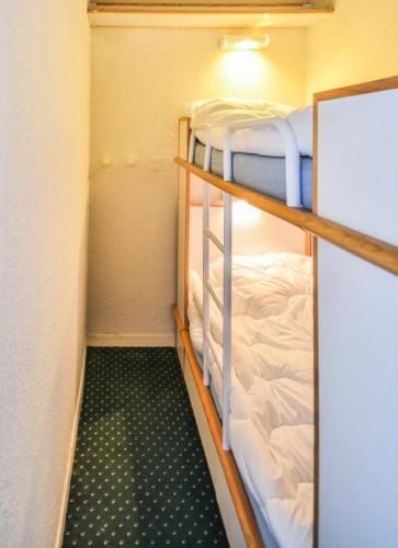 une petite pièce avec deux lits superposés dans l'établissement Résidence Les Constellations - maeva Home - Studio 5 Personnes Confort MAE-5963, à La Plagne Tarentaise