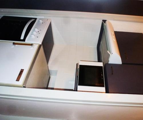 un four avec plaques de cuisson installé au-dessus d'un comptoir dans l'établissement Studio aux Cauterets à 400m des pistes - Studio 2 Personnes MAE-2147, à Cauterets