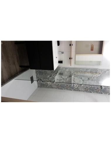 une cuisine blanche avec des armoires noires et des sols en marbre dans l'établissement Résidence Les Rives de L'Aure - maeva Home - Appartement 2 Pièces 6 Personnes - Sélection MAE-3160, à Saint-Lary-Soulan