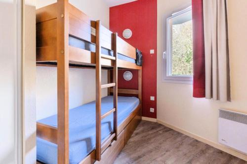 Cette chambre dispose de lits superposés et d'une échelle. dans l'établissement Résidence Les Rives de L'Aure - maeva Home - Appartement 2 Pièces 6 Personnes - Sélection MAE-3160, à Saint-Lary-Soulan