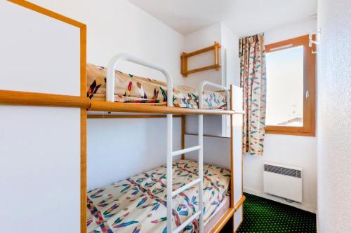 Ce dortoir comprend des lits superposés. dans l'établissement Résidence Le Hameau du Sauget - maeva Home - Studio 4 Personnes Confort MAE-4377, à La Plagne Tarentaise