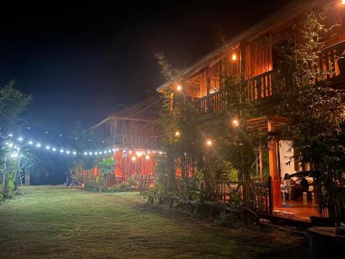 un bâtiment avec des lumières sur son côté la nuit dans l'établissement Homestay A Ngưi, à De Dang (1)