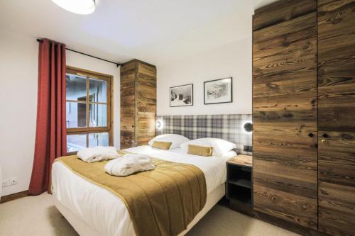 une chambre avec un lit avec deux serviettes dessus dans l'établissement Résidence Les Arcs 1950 Le Village - maeva Home - 3 Pièces 6 Personnes Exclusive MAE-6150, à Bourg-Saint-Maurice