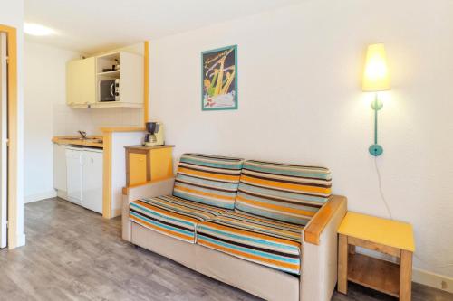 un salon avec un canapé et une table dans l'établissement Résidence Le Pédrou - maeva Home - Studio 4 Personnes Confort MAE-6969, à Font-Romeu-Odeillo-Via