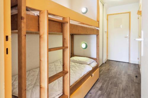 une chambre avec deux lits superposés dans l'établissement Résidence Le Pédrou - maeva Home - Studio 4 Personnes Confort MAE-6969, à Font-Romeu-Odeillo-Via