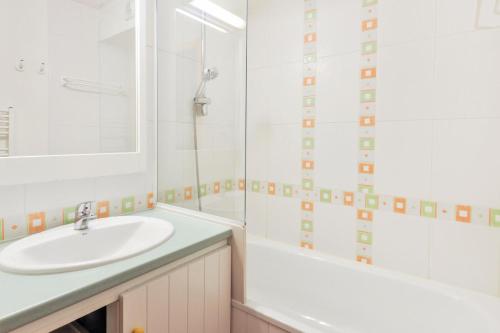 une salle de bain avec un lavabo, une douche et une baignoire dans l'établissement Résidence Le Pédrou - maeva Home - Studio 4 Personnes Confort MAE-6969, à Font-Romeu-Odeillo-Via
