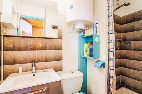 une salle de bain avec toilettes, lavabo et douche dans l'établissement Studio 4 pers. quartier de l'Eclose - maeva Home - Studio 4 Personnes - Confort MAE-7057, à L'Alpe-d'Huez