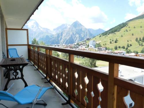 a balcony with a view of the mountains at Appartement 6 pers. pied des pistes 68969 in Les Deux Alpes