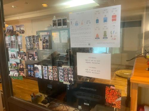 uma vitrine de uma loja com livros sobre ela em Halla guest house em Jeju