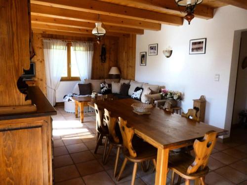 un salon avec une table en bois et un canapé dans l'établissement Chalet 8 pers. avec terrasse 69571, à Morzine