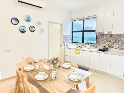 Tangga Batu的住宿－Mutiara Melaka Beach Resort by Glex，厨房以及带木桌和椅子的用餐室。
