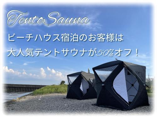 2 tentes assises sur la plage au bord de l'eau dans l'établissement ワンハウスatワニベース, à Ōtsu