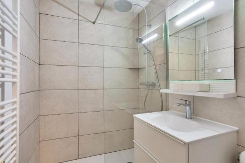 y baño con lavabo y ducha. en Les Résidences de Valmorel - maeva Home - 2 Pièces 4 Personnes Confort 58, en Valmorel