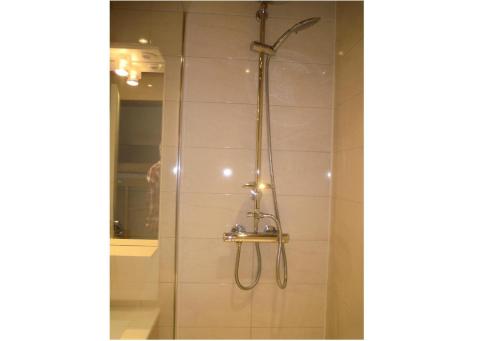 une salle de bain avec une douche avec une porte vitrée dans l'établissement Appartement 4 pers. au pied des pistes - maeva Home - 2 pièces 4 Personnes Sélection MAE-9349, à L'Alpe-d'Huez