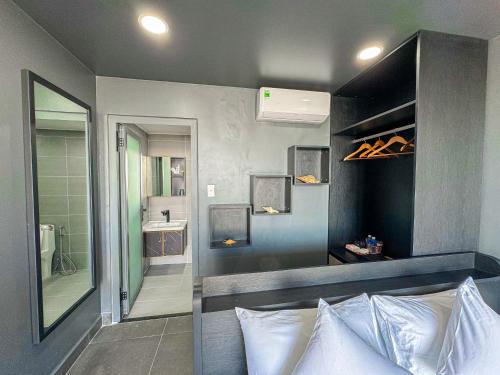 una camera con letto e un bagno con specchio di Queen Sea Resort - Đảo Phú Quý a Cu Lao Thu