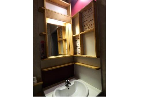 une salle de bain avec un lavabo et une fenêtre dans l'établissement Appartement au pied des pistes à Auris en Oisans - Appartement 2 pièces 6 personnes - Confort MAE-9077, à Auris
