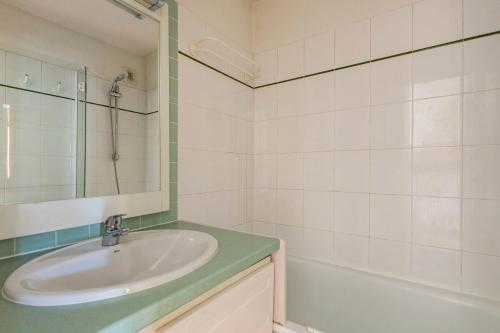 une salle de bain avec un lavabo, un miroir et une baignoire dans l'établissement Résidence Le Montana - maeva Home - Studio 4 Personnes Confort MAE-9317, à La Mongie