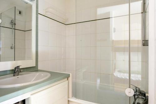 une salle de bain avec un lavabo et une douche dans l'établissement Résidence Le Montana - maeva Home - 2 pièces 6 Personnes Sélection MAE-9713, à La Mongie