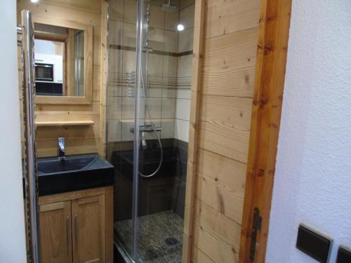 La salle de bains est pourvue d'une douche et d'un lavabo. dans l'établissement Résidence Melezets - Studio pour 4 Personnes 234, à Modane