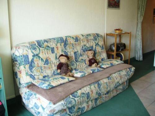 - deux poupées assises sur un canapé dans le salon dans l'établissement Résidence Les Alpages - Studio au pied des pistes dans une résidence avec piscine extérieure MAE-9784, à Notre-Dame-de-Bellecombe