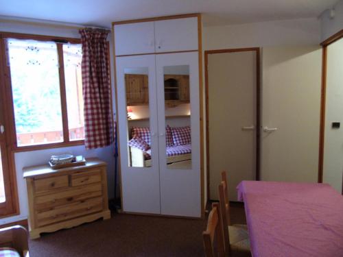 - une chambre avec un lit, une armoire et une commode dans l'établissement Résidence Melezets - Studio pour 4 Personnes MAE-8524, à Modane