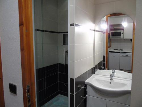 une petite salle de bain avec un lavabo et une douche dans l'établissement Résidence Melezets - Studio pour 4 Personnes MAE-8524, à Modane