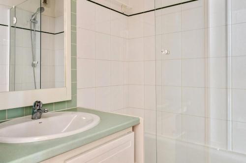 une salle de bain avec un lavabo et une douche dans l'établissement Résidence Le Montana - maeva Home - Studio 4 Personnes Sélection MAE-0017, à La Mongie
