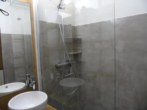 e bagno con doccia, servizi igienici e lavandino. di Résidence Cheval Blanc - 3 Pièces pour 6 Personnes 654 a Modane