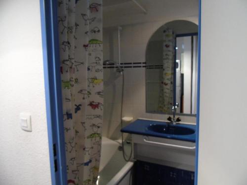 une salle de bain avec un lavabo et un rideau de douche avec des poissons dessus dans l'établissement Résidence Thabor - 2 Pièces pour 4 Personnes MAE-8584, à Modane