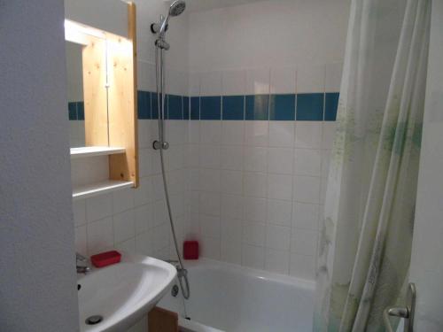 une salle de bain avec une baignoire, un lavabo et une douche dans l'établissement Résidence Cheval Blanc - 2 Pièces pour 4 Personnes MAE-8604, à Modane