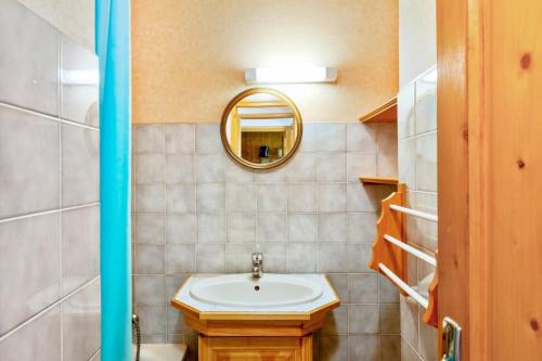 y baño con lavabo y espejo. en Chalet le Séchet - Maeva Particuliers - 2 pièces 4 Personnes Confort 140621, en Bellentre