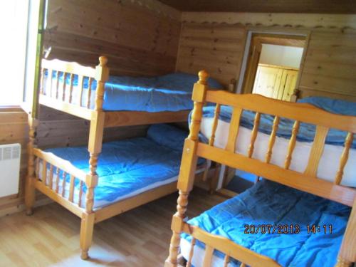 2 lits superposés dans une cabine avec des draps bleus dans l'établissement Appartement 6 pers. avec vue montagne - 3 pièces 5 personnes MAE-0672, à Saint-Sorlin-dʼArves