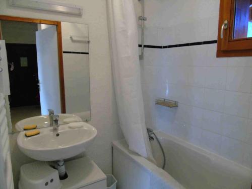 une salle de bain avec un lavabo, des toilettes et une baignoire dans l'établissement Chalet Arrondaz - 2 Pièces pour 6 Personnes MAE-8694, à Modane
