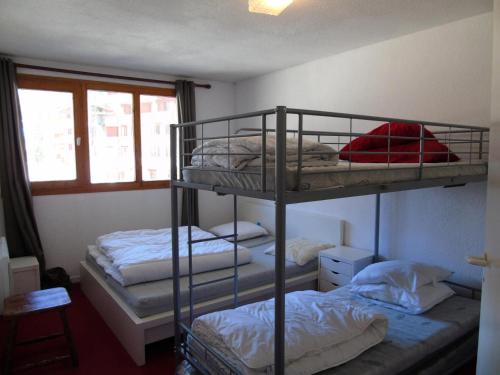 une chambre avec deux lits superposés dans une pièce dans l'établissement Résidence Thabor - 3 Pièces pour 6 Personnes MAE-8724, à Modane