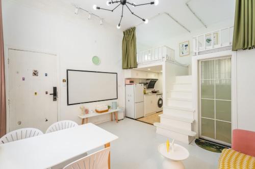 a white living room with a white table and chairs at Hills &XING 1771 Homestay near Line1&2&13 and Shanghai People's Square in Shanghai