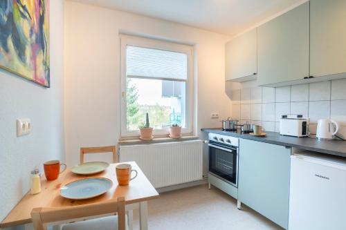 una cocina con una mesa con platos. en Akram Appartement III - Ruhig, Stadtnah, en Hildesheim