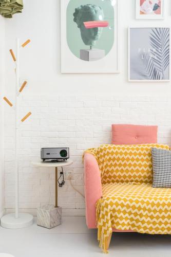 a living room with a pink couch and a table at Hills &XING 1771 Homestay near Line1&2&13 and Shanghai People's Square in Shanghai