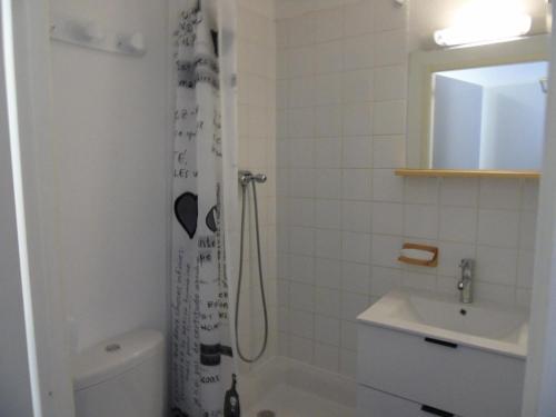 une salle de bain avec une douche, des toilettes et un lavabo dans l'établissement Chalet Arrondaz - 3 Pièces pour 8 Personnes MAE-8734, à Modane
