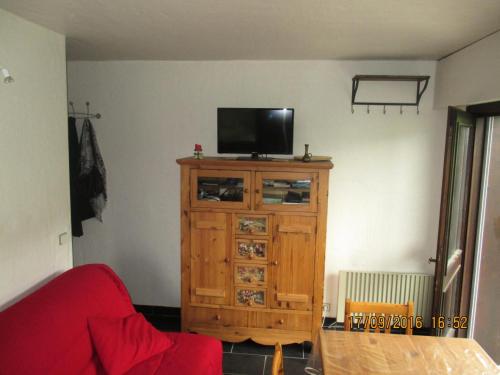 - un salon avec une télévision au-dessus d'un meuble en bois dans l'établissement Studio 4 pers. avec grande terrasse - Studio 4 personnes MAE-2995, à Saint-Gervais-les-Bains